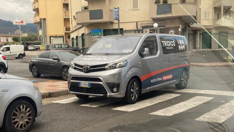 Il van contromano (e sulle strisce) e le gaffes in tv. Tridico sempre più in affanno