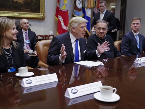 "Ambientalismo fuori controllo". Così Trump aiuterà i colossi dell'auto
