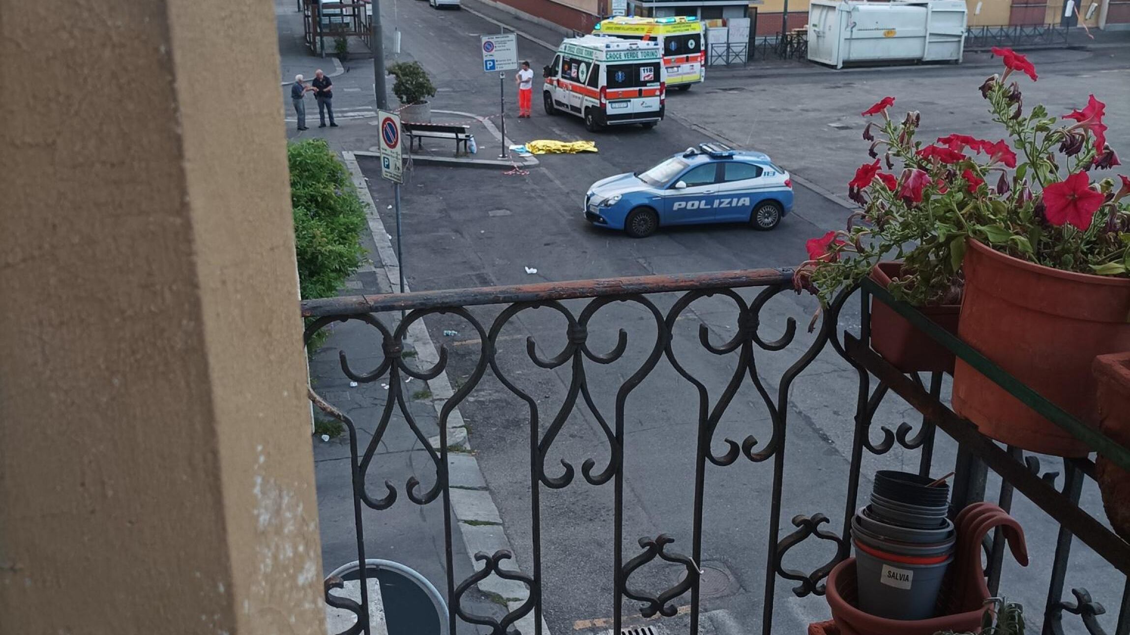 I pugni e le bastonate: 50enne ucciso per strada da un 20enne