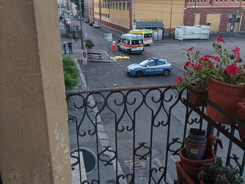 I pugni e le bastonate: 50enne ucciso per strada da un 20enne
