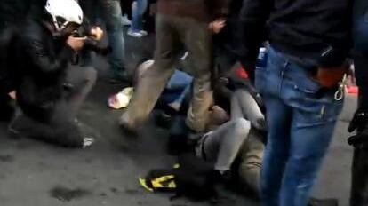 Calpestò una manifestante, poliziotto a giudizio per abuso di potere