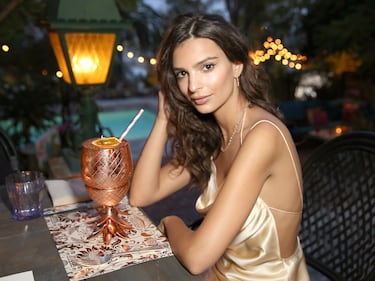 Emily Ratajkowski hot, topless e parrucca rosa 14