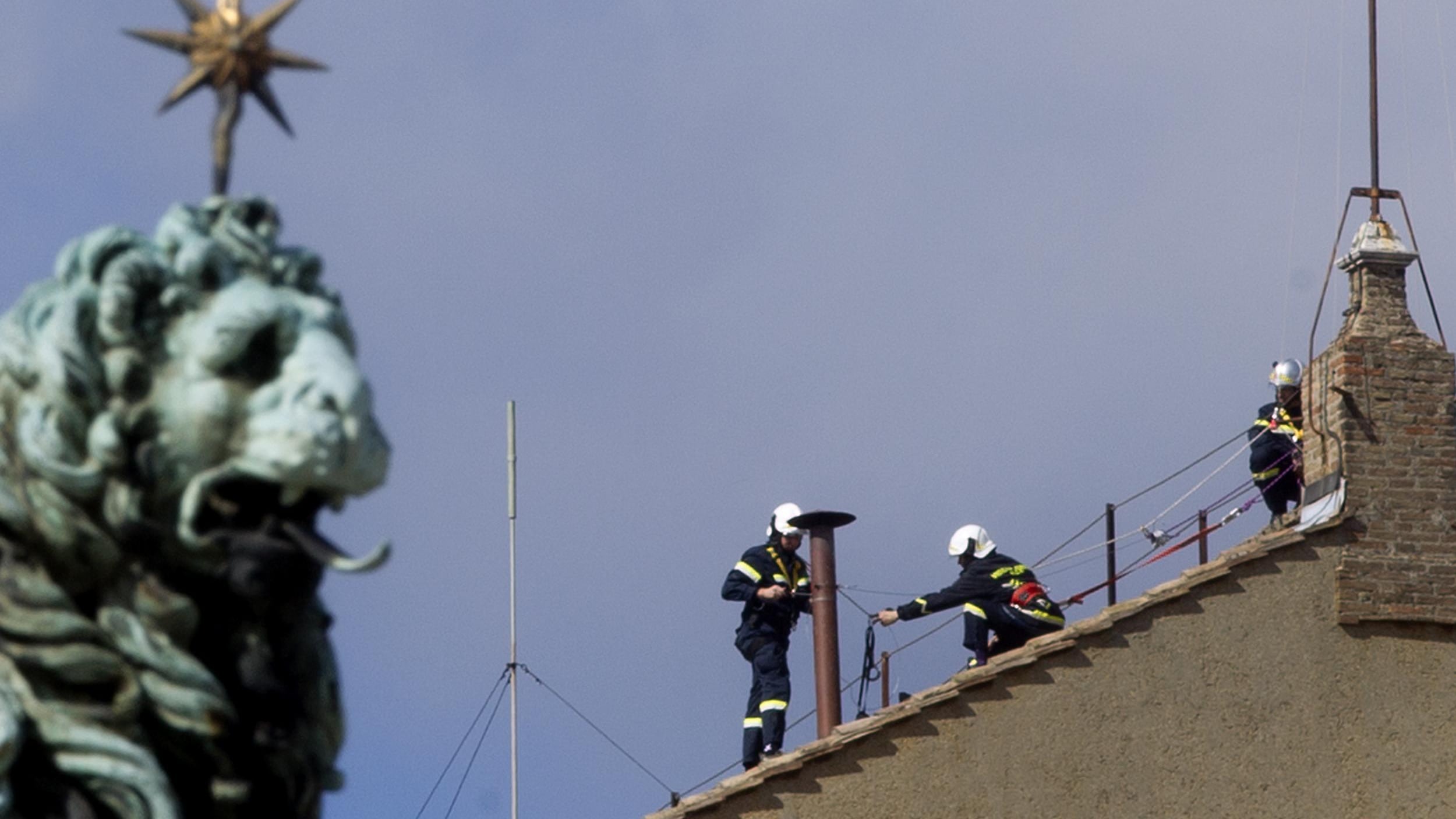 Vaticano, montato il comignolo sul tetto della Cappella Sistina