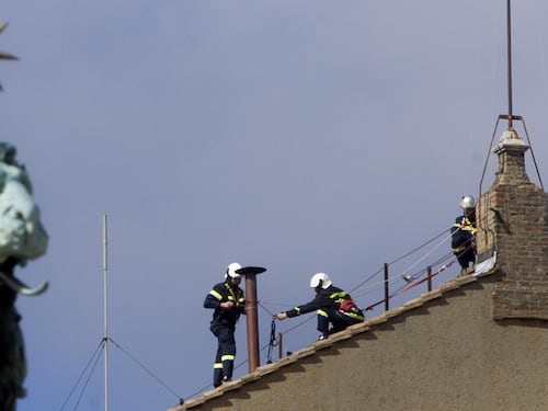 Vaticano, montato il comignolo sul tetto della Cappella Sistina
