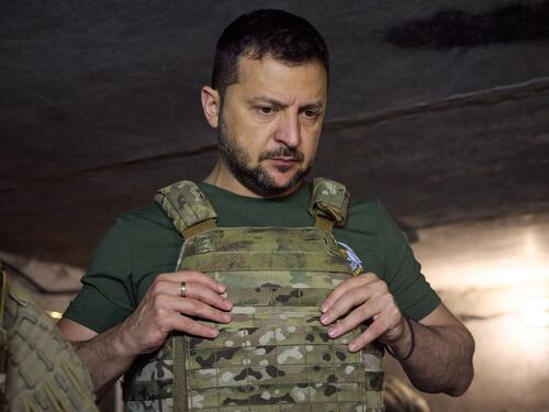"Sventato attentato a Zelensky". Arrestata una donna: giallo a Kiev