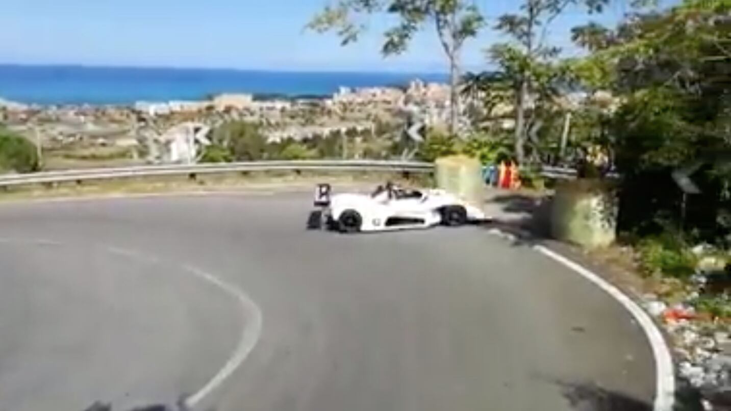 Pilota di rally esce fuori strada e travolge un agricoltore