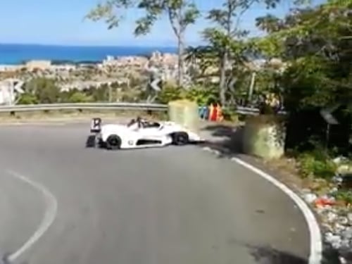 Pilota di rally esce fuori strada e travolge un agricoltore