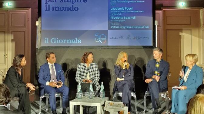 "Sfilare per stupire il mondo". Cosa c'è dietro le grandi passerelle