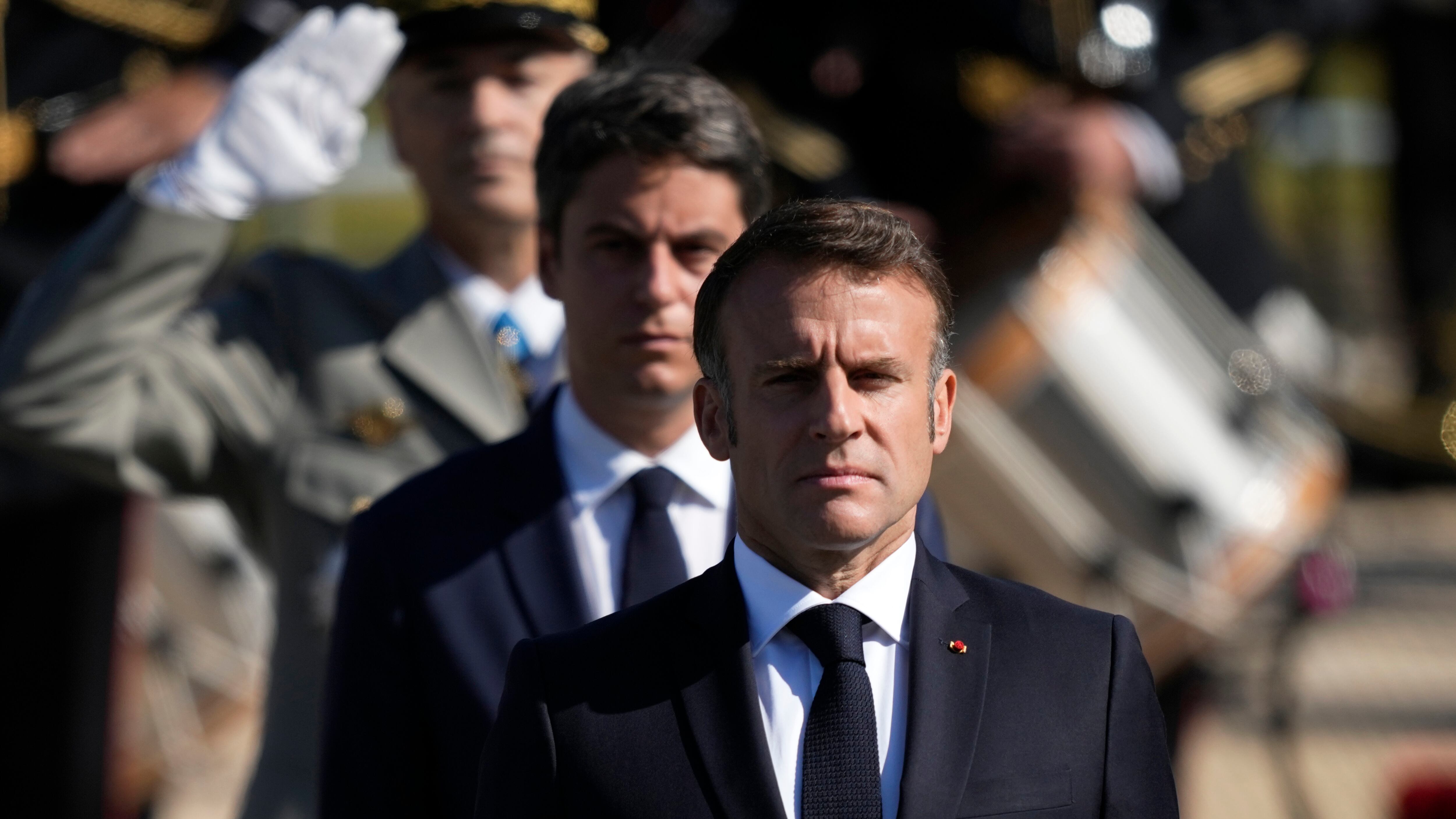 Emmanuel assediato proverà a resistere. L'Eliseo semina macerie e il macronismo è finito