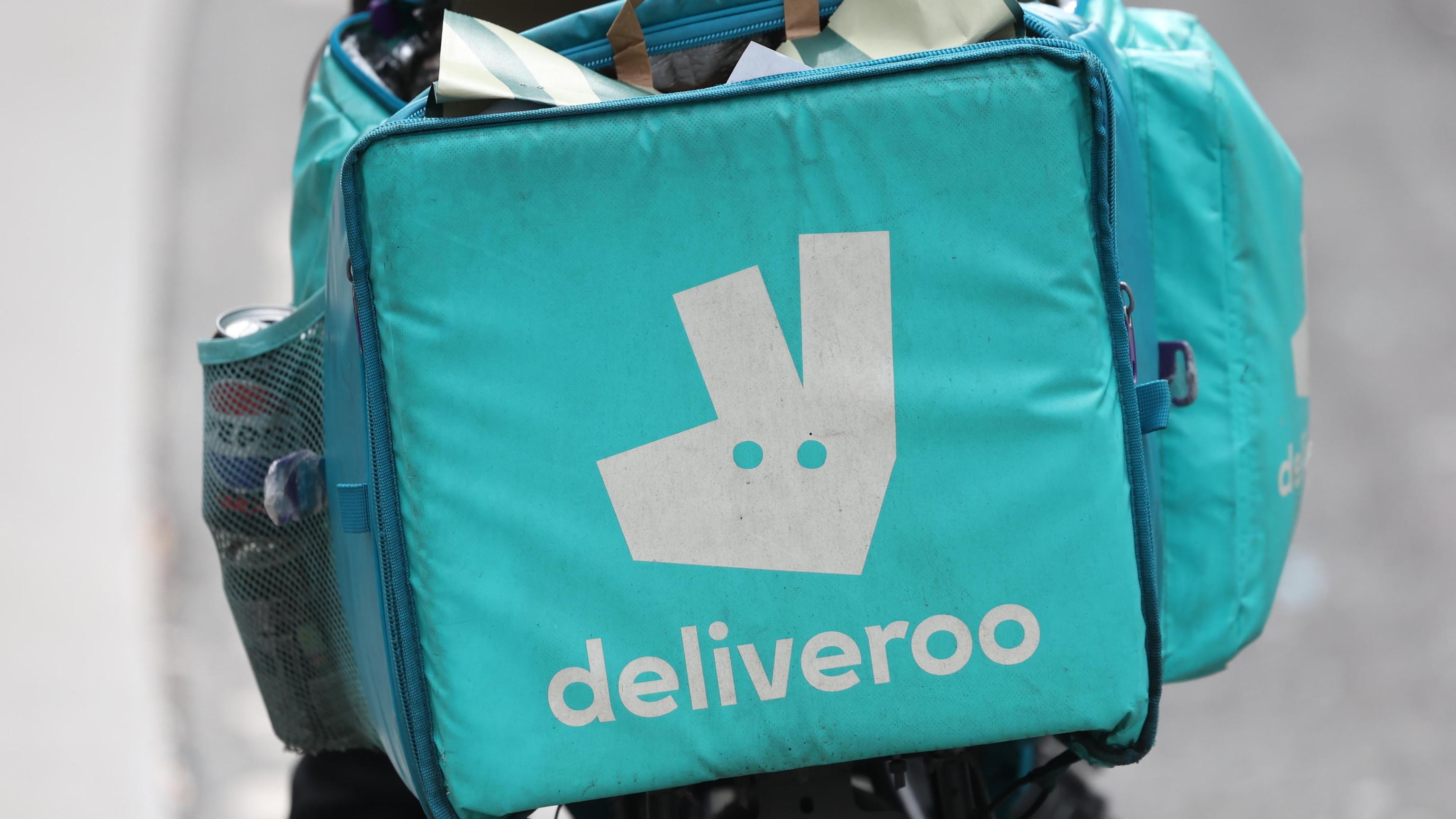 Deliveroo finisce commissariata. I pm: "Ventimila rider sottopagati"
