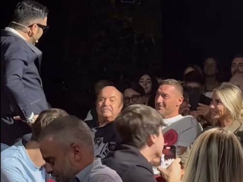 "Sempre a scrocco, Noemi?". La gag di Pio e Amedeo davanti a Totti e alla fidanzata