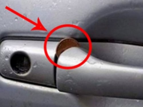 Il trucco della monetina nella maniglia della portiera dell'auto