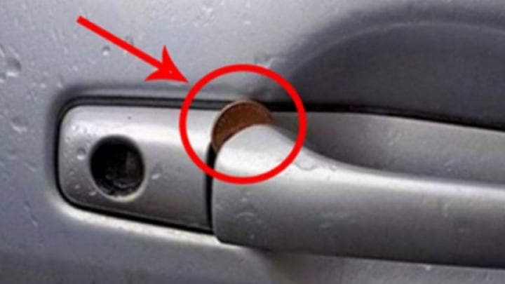 Il trucco della monetina nella maniglia della portiera dell'auto