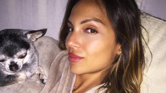 Nel giorno delle nozze Sarah Nile ricorda il padre scomparso da poco