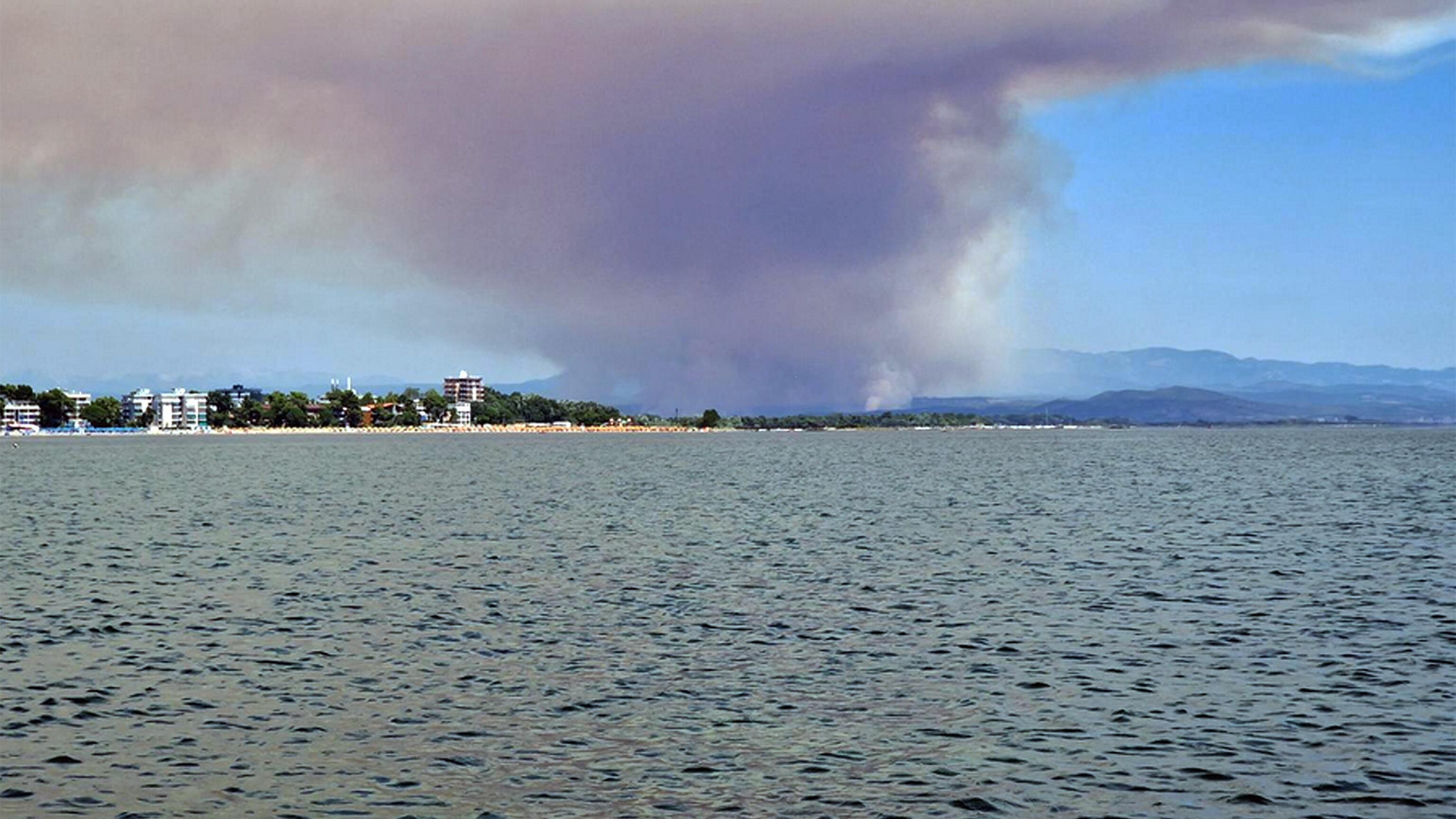 "Possibile blackout. Non prendete l'ascensore". Incubo incendi sul Carso
