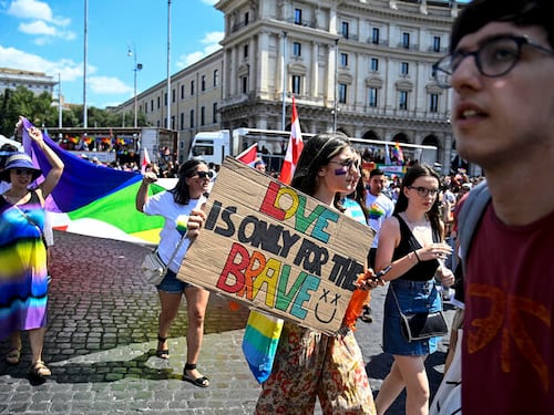 "Usa i bambini per attaccare noi". Le Famiglie Arcobaleno contro la Meloni