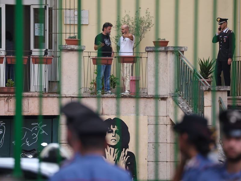 “La odiava per i debiti”. Prof aggredita a scuola: spray e tre coltellate. In diretta su Telegram