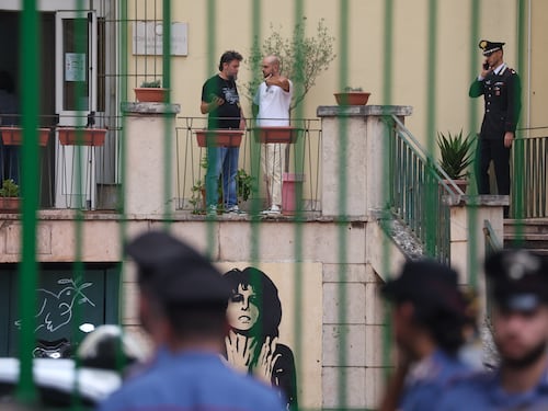 Nelle chat dei 13enni i killer diventano eroi. Gli “accelerazionisti” muovono i più fragili
