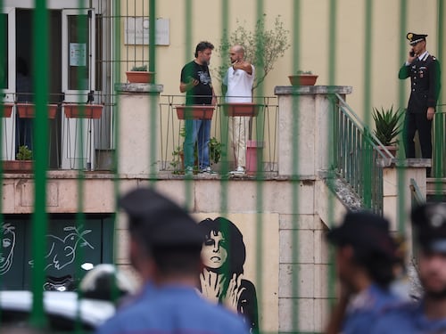 “Meno 5 ore”. I post sulle stragi e la telecamera sul casco: chi è il 13enne che ha accoltellato la prof