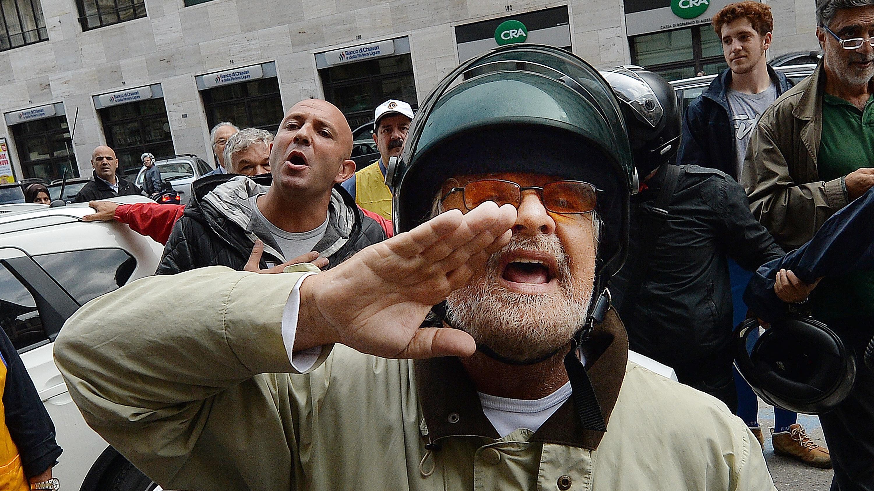 Grillo copia la destra: "Clandestini a casa subito"