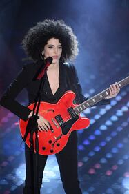 Sanremo 2017, gli outfit sexy della seconda serata 8