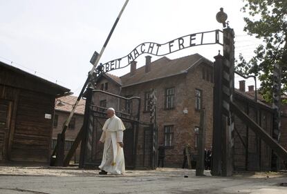 Il Papa in visita ad Auschwitz 8