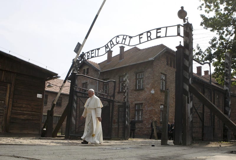 Il Papa in visita ad Auschwitz 8