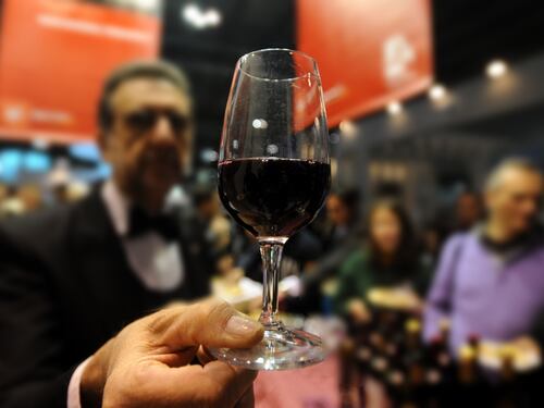 "Dannose e inutili per combattere gli eccessi". L'allarme di Federvini sulle etichette al vino