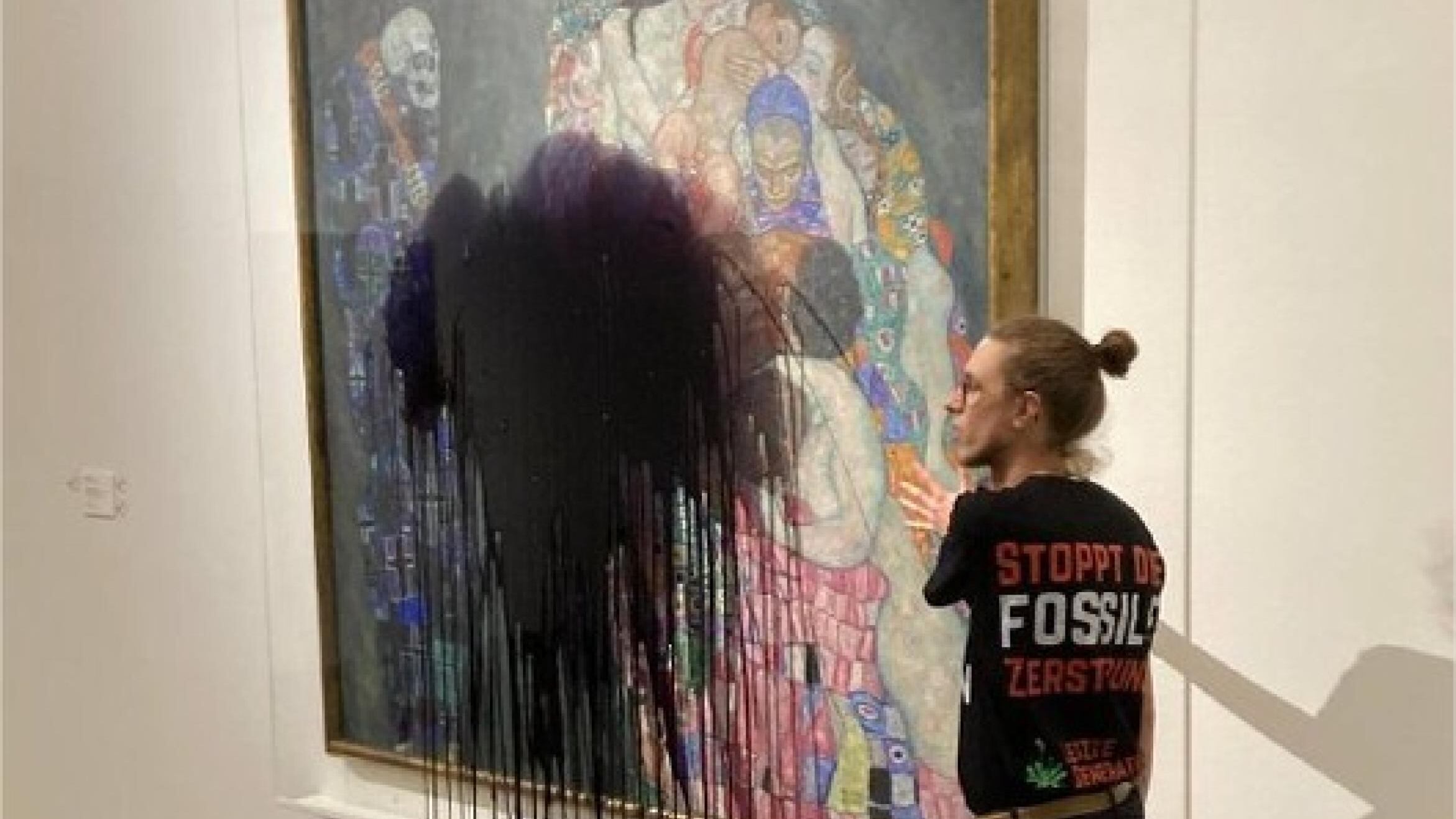 Il blitz degli ambientalisti contro Klimt: una nuova opera imbrattata