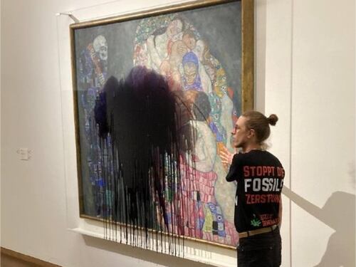 Il blitz degli ambientalisti contro Klimt: una nuova opera imbrattata