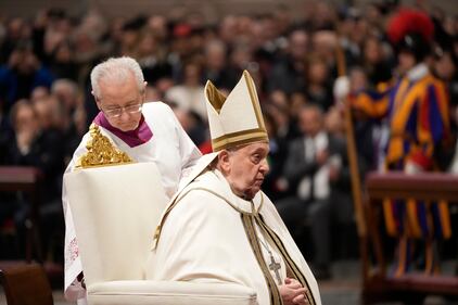 Papa Francesco, le immagini che allarmano i fedeli: al Concistoro con un vistoso ematoma, le foto 9