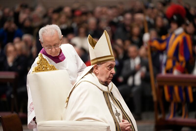Papa Francesco, le immagini che allarmano i fedeli: al Concistoro con un vistoso ematoma, le foto 9