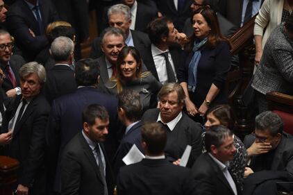 La Boschi vota: tacchi alti e abito strizzatissimo 3