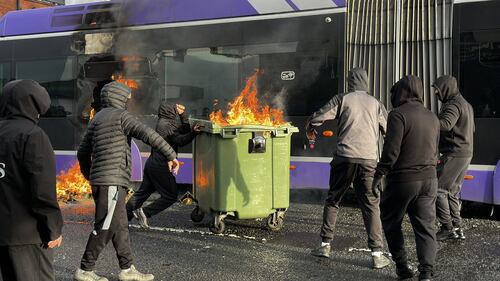 Belfast in rivolta: le immagini delle proteste anti migranti 8