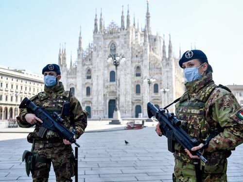 Il piano per fermare i contagi: i militari a presidiare le piazze