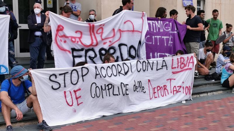 Insulti dei no border a Ventimiglia: "Vergogna, Sei una fogna" 3