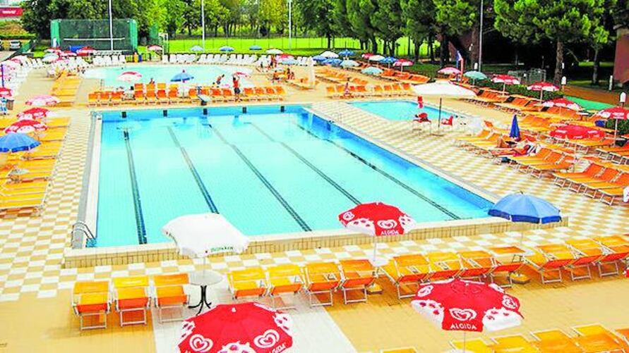 Bimba di 5 anni annega davanti alla mamma nella piscina dell'hotel