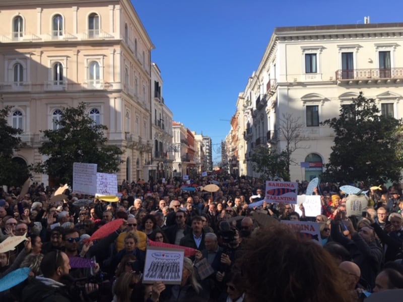 Le sardine scendono in piazza anche a Taranto 1