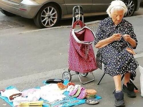 Roma, multa a 89enne italiana che vende ricami. Meloni: "Raggi le chieda scusa"