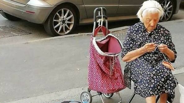 Elogio di nonna Angelina che cuce presine per strada