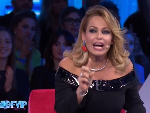 "Così non ci sto". La moglie di Bonolis sbotta in diretta contro Giulia Salemi