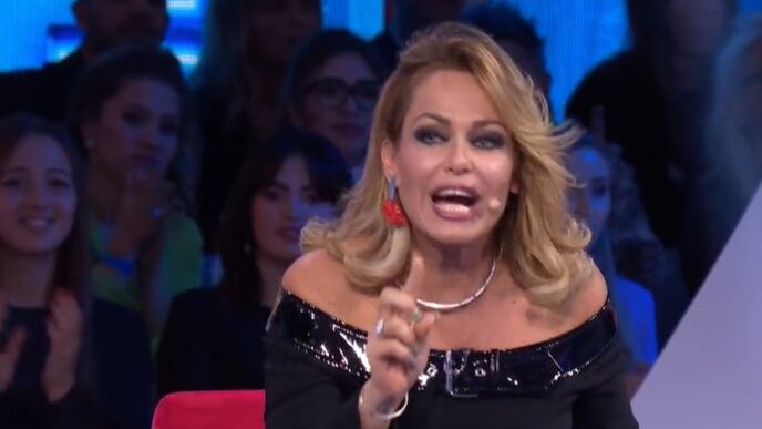 "Così non ci sto". La moglie di Bonolis sbotta in diretta contro Giulia Salemi
