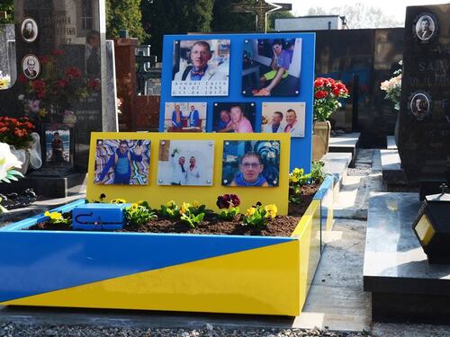 Tomba vistosa scatena dibattito. "Gay si comportino come tutti"