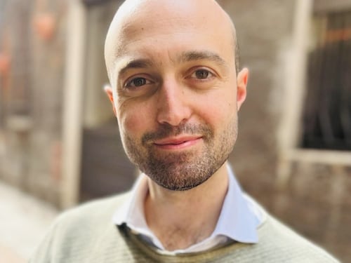 "Il dolore fa paura anche a noi medici ma io lo anestetizzo con la scrittura"