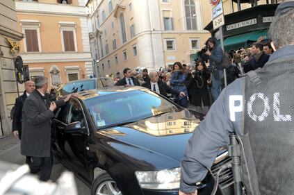 Lancio di uova all'arrivo di Berlusconi 2