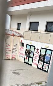 Odio e minacce contro Meloni: vandalizzato il teatro di Ozieri 1