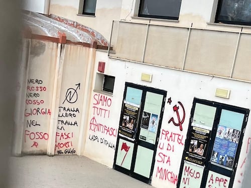 Odio e minacce contro Meloni: vandalizzato il teatro di Ozieri