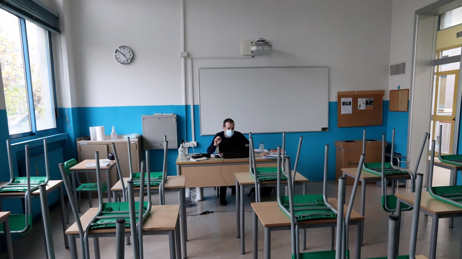 "Ci faceva vedere video porno": gli studenti accusano la professoressa