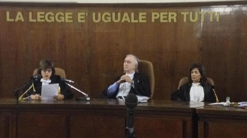 Processo lampo a Berlusconi: via dal Parlamento per 2 anni
