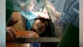 Torino, musicista operato al cervello mentre suona chitarra e tamburello